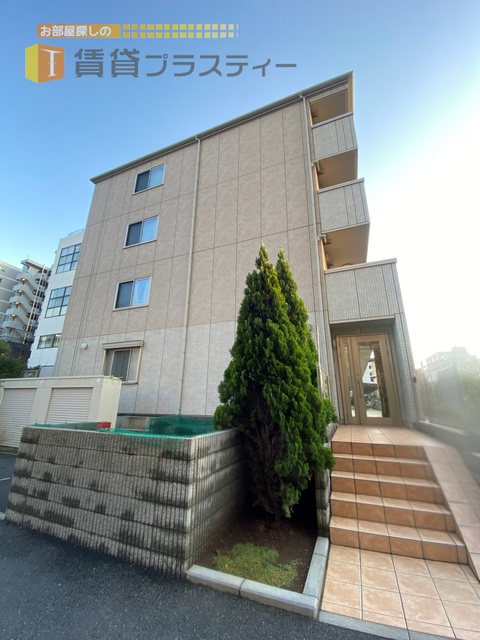 建物外観　駅まで一本道。周辺にスーパーなどあります