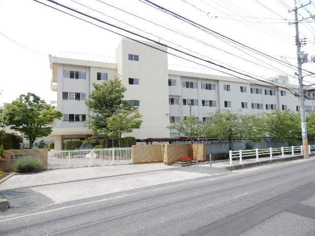 中学校　岡山市立芳泉中学校（中学校）まで757m