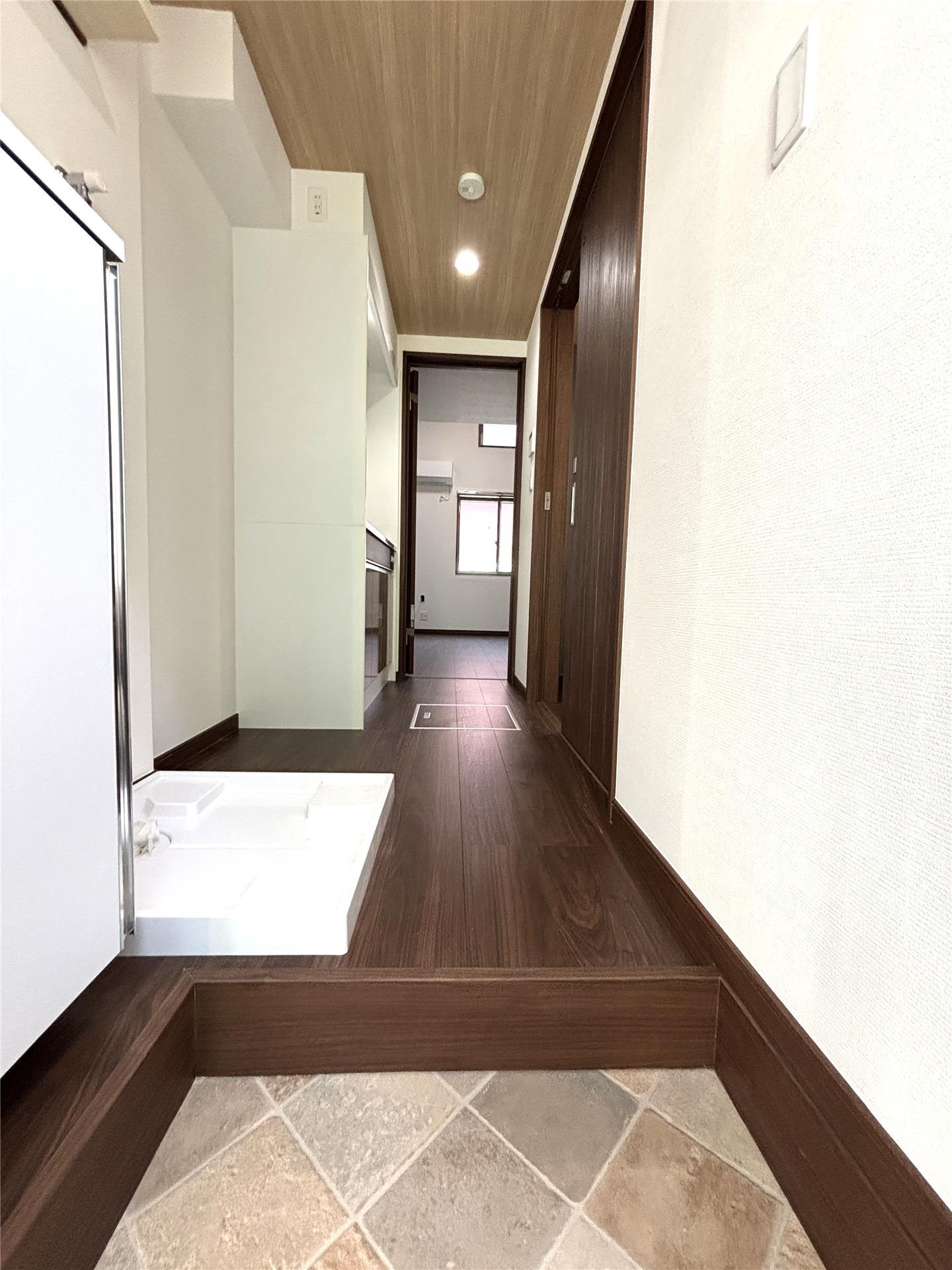 玄関　建築中の為、参考写真です