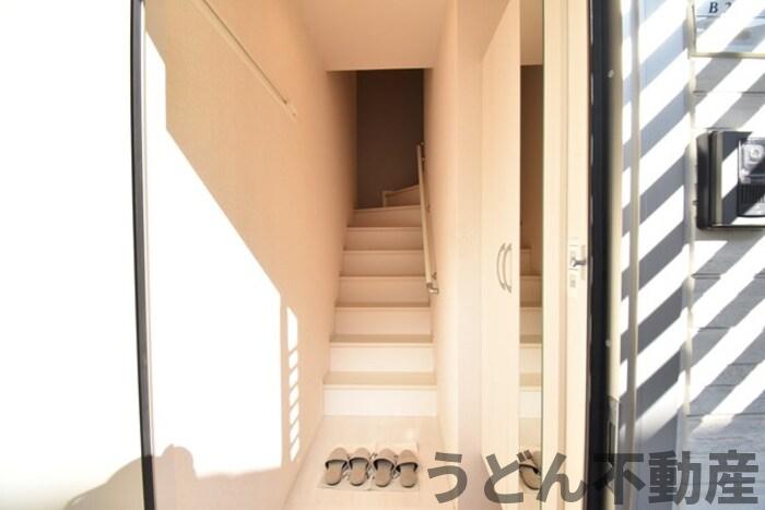 玄関　うどん県のお部屋探しはうどん不動産へ うどんちゃんとLINE