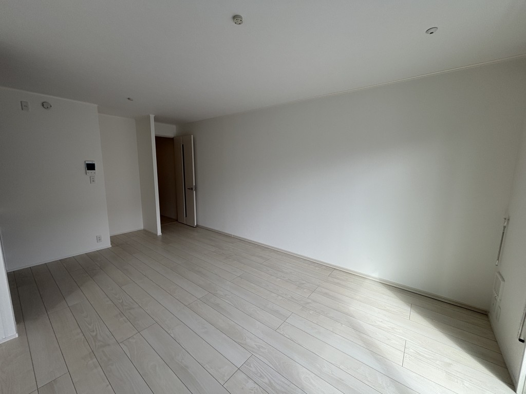 眺望　ワイドなリビング12.2帖　バルコニー側より撮影