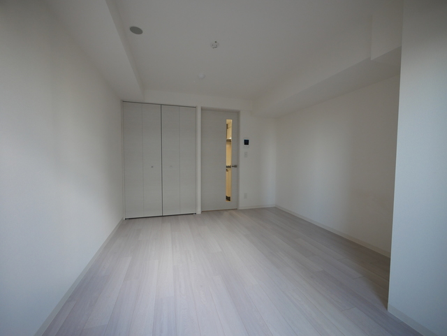 居室・リビング　ホワイトの明るいフローリング