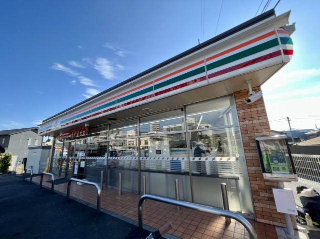 コンビニ　セブン－イレブンさいたま上小町店（コンビニ）まで303m