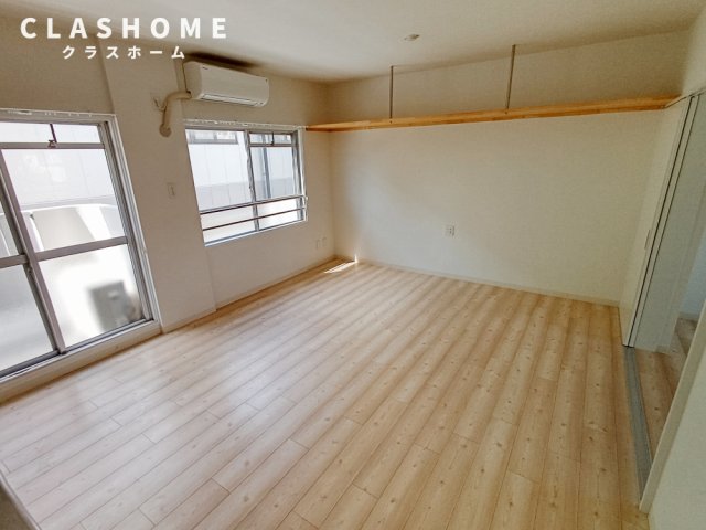 居室・リビング　同物件の別部屋になります。