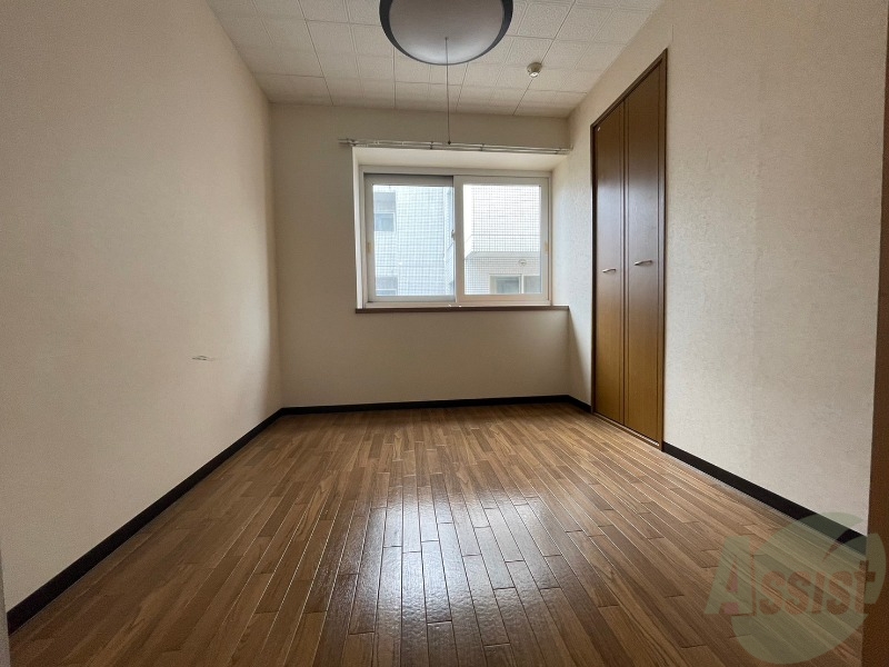 その他部屋・スペース　ダイニングキッチンの隣には洋室があります。寝室ですね。