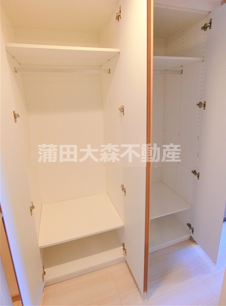 収納　収納　クローゼット　上下可動式の棚あり