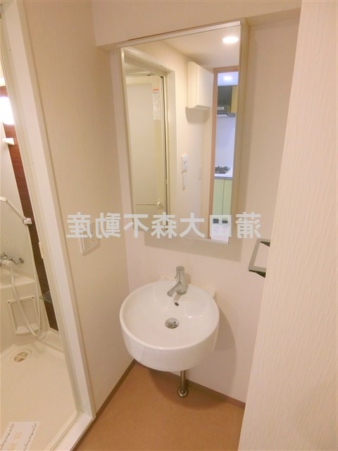 洗面設備　鏡裏収納の独立洗面台