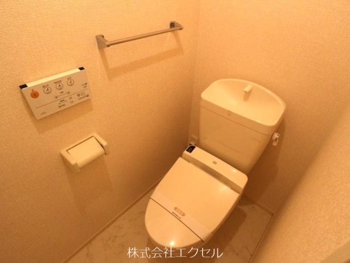 トイレ　温水洗浄便座です。