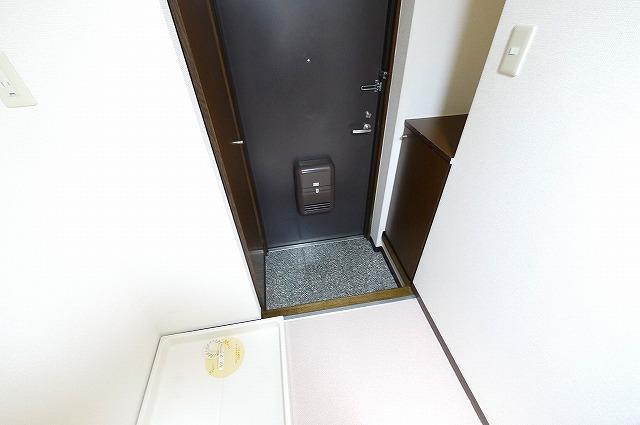 玄関　下駄箱がダブルであるので心強いですね
