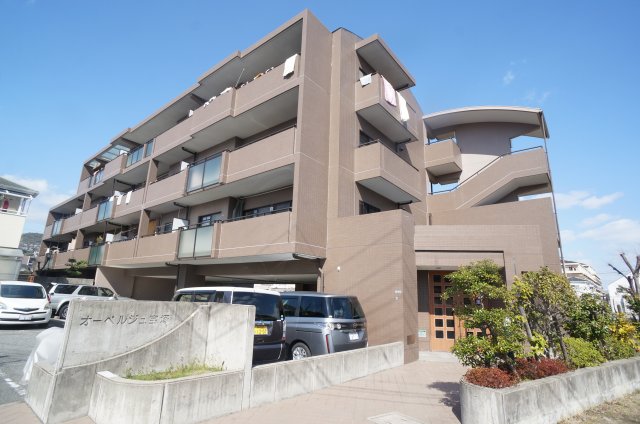 建物外観　オートロック付きのマンション