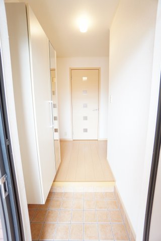 玄関　※同物件・反転タイプの写真です。