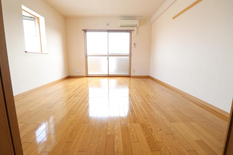 その他　キッチン側から見た洋室