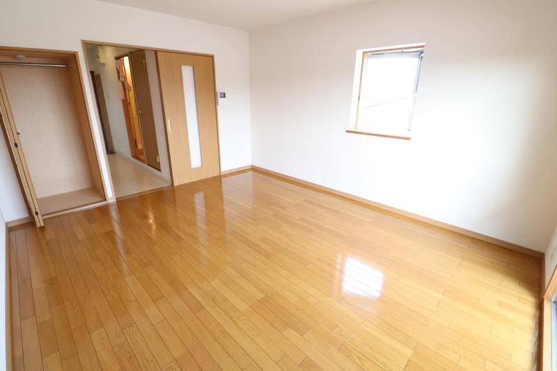 居室・リビング　１０帖洋室は二面採光のお部屋です。