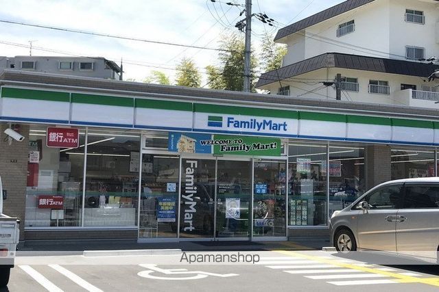 コンビニ　ファミリーマート（コンビニ）まで304m