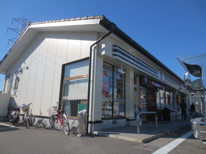 コンビニ　セブンイレブン（コンビニ）まで720m