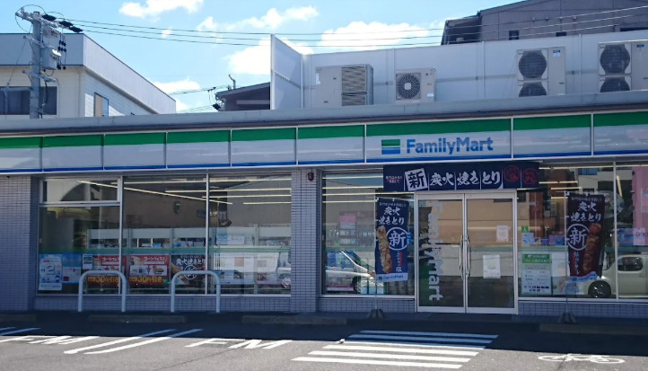 コンビニ　ファミリーマート 平田小学校前店（コンビニ）まで116m