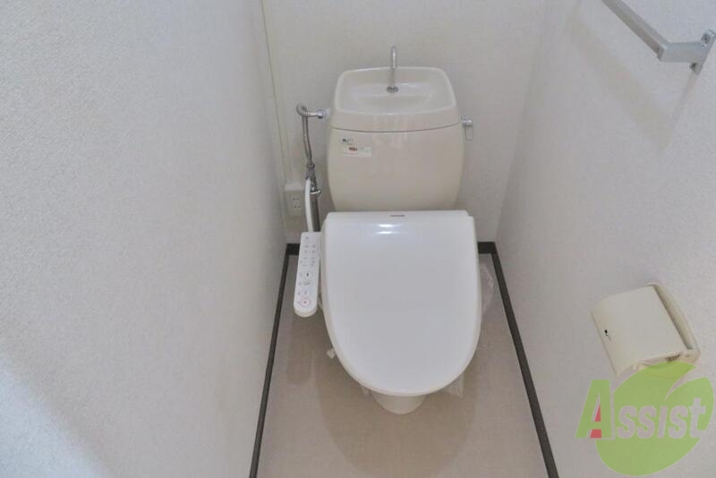 トイレ　ウォシュレット機能がついているので安心ですね。