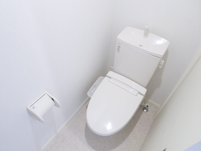トイレ　独立したトイレスペースで嬉しい暖房洗浄便座です♪