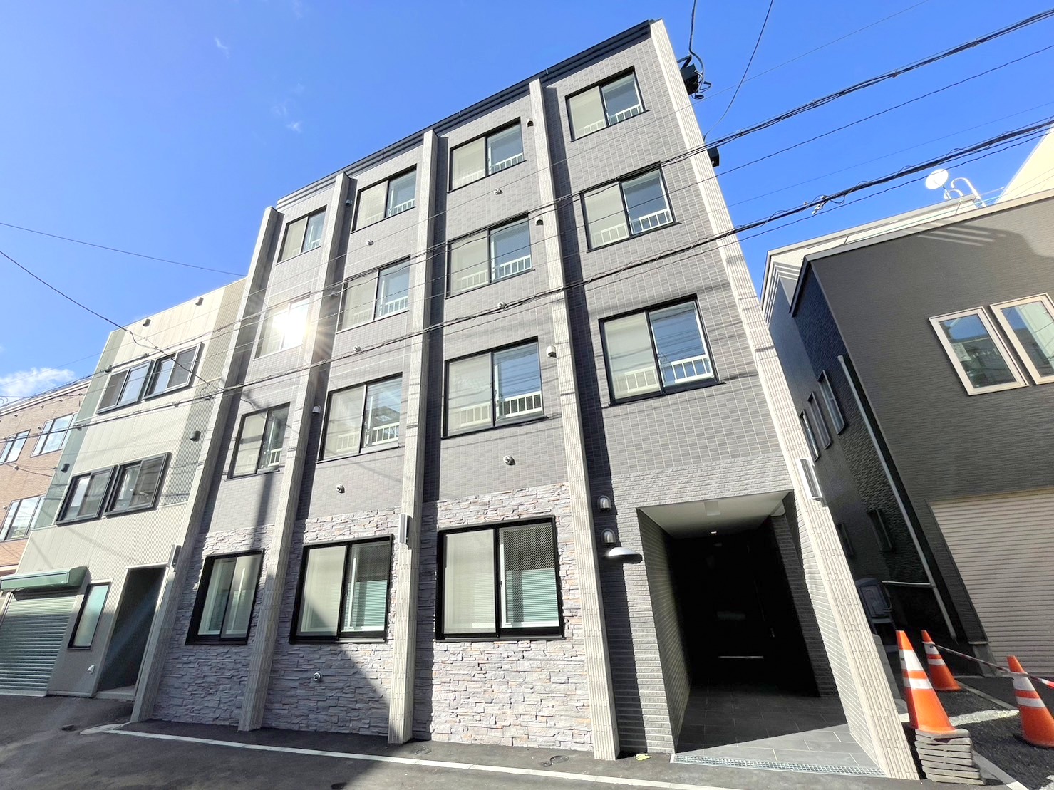 建物外観　★築浅デザイナーズMS！★角部屋！エアコン付き！