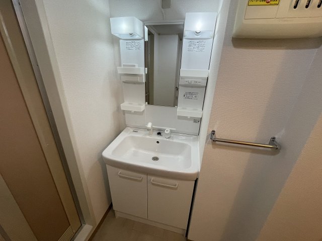 洗面設備　ゆったりとスペースのある洗面所