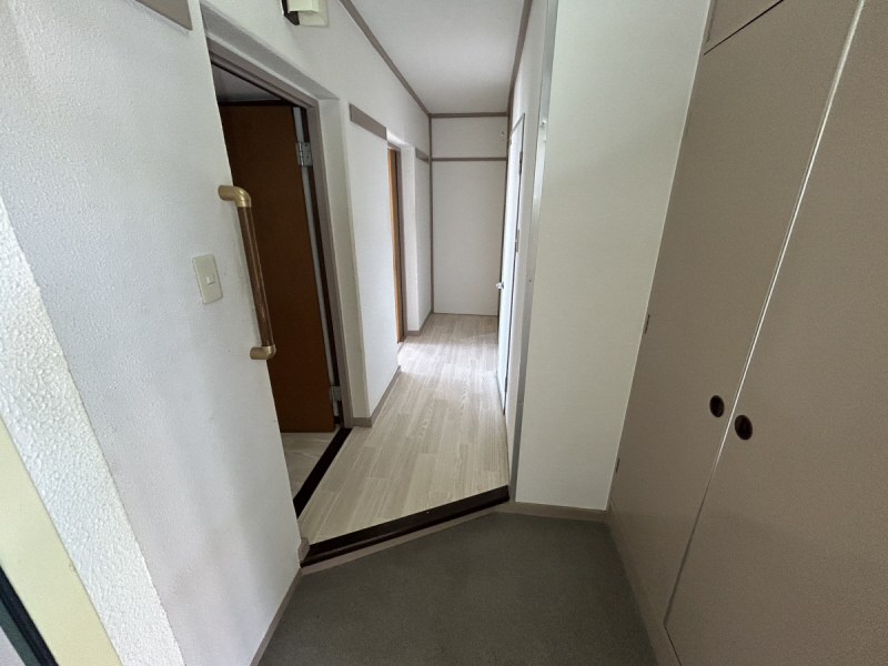 ＪＲ山陽本線 大久保駅 バス乗車時間：10分 最寄りバス停で下車 徒歩3分 5階建 築51年の玄関写真