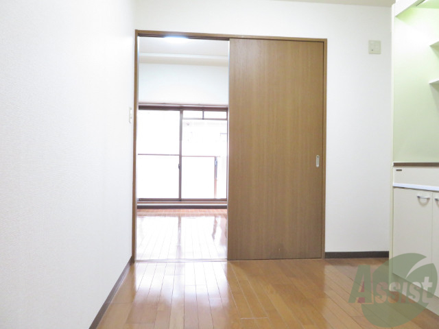 居室・リビング　陽の光が差し込む明るいお部屋は気持がいいですね～