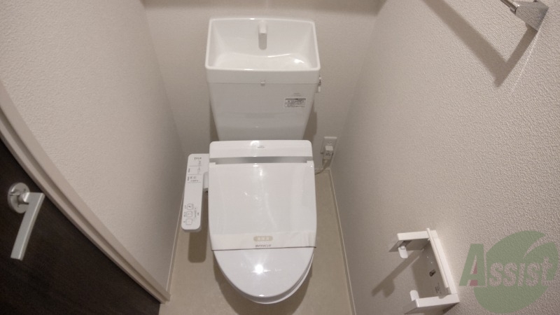トイレ　収納棚つきの広いトイレは使い勝手が良さそうですね。