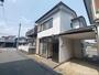 建物外観　屋根付きの駐車場が付いた戸建賃貸です♪
