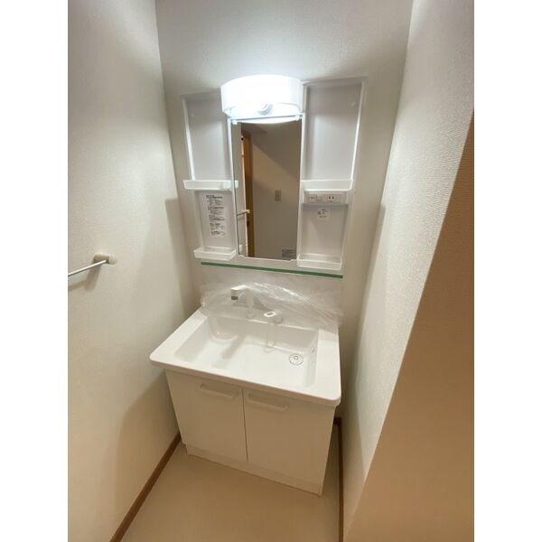 洗面設備　※写真は同じマンションの違う部屋のものになります。