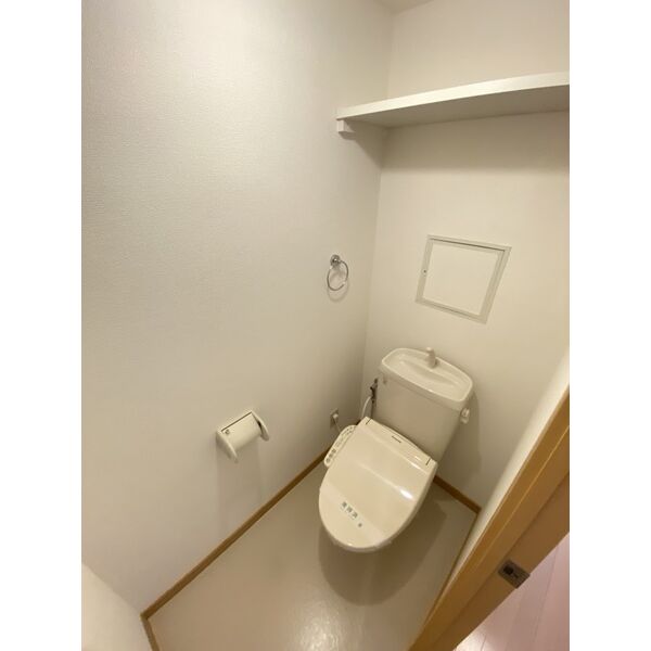 トイレ　※写真は同じマンションの違う部屋のものになります。