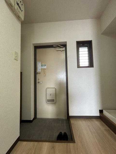 玄関　※写真は４０６号室です