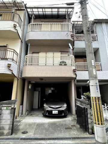 建物外観　プリウスα入れてもまだまだ止めれるよ