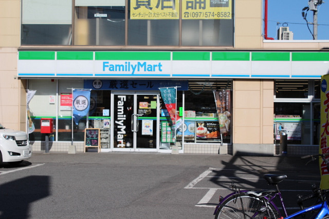 コンビニ　ファミリーマート大在プラザ店（コンビニ）まで710m