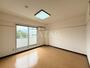 居室・リビング　同物件別部屋のお写真です※床材等の色味が相違する場合がありま