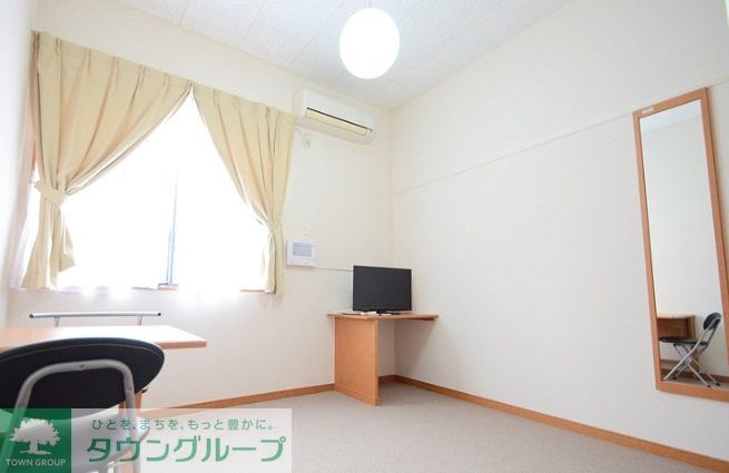 居室・リビング　1階はフローリング、2階はじゅうたんです。