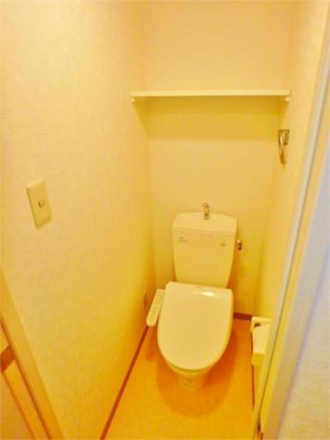 トイレ　上部棚有ります