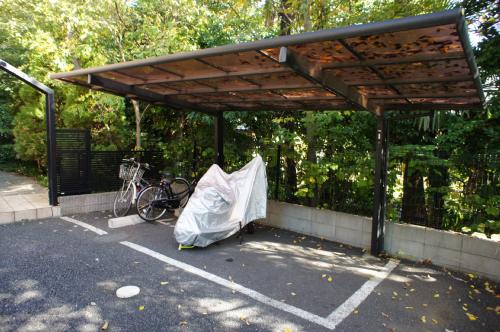 その他共有部分　嬉しい屋根付きの駐輪場です。