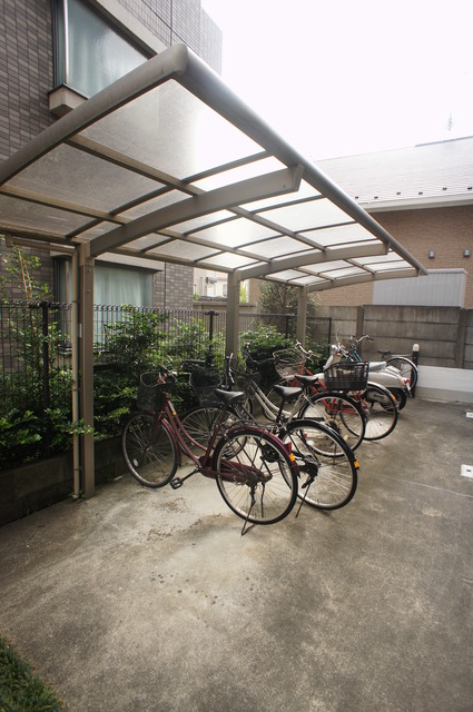 その他共有部分　雨の日でも安心して止められる屋根付の駐輪場です☆