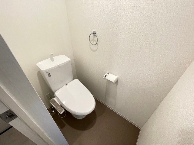 トイレ　温水洗浄便座付きのトイレです