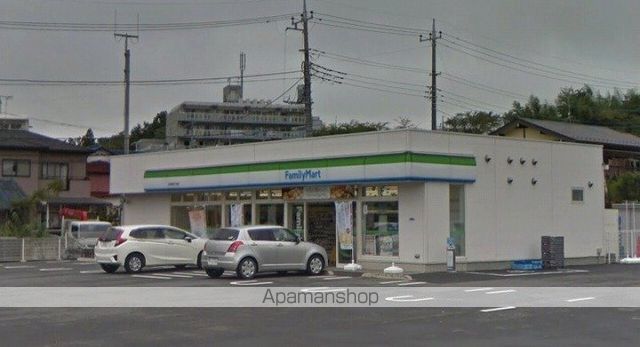 コンビニ　ファミリーマート（コンビニ）まで130m