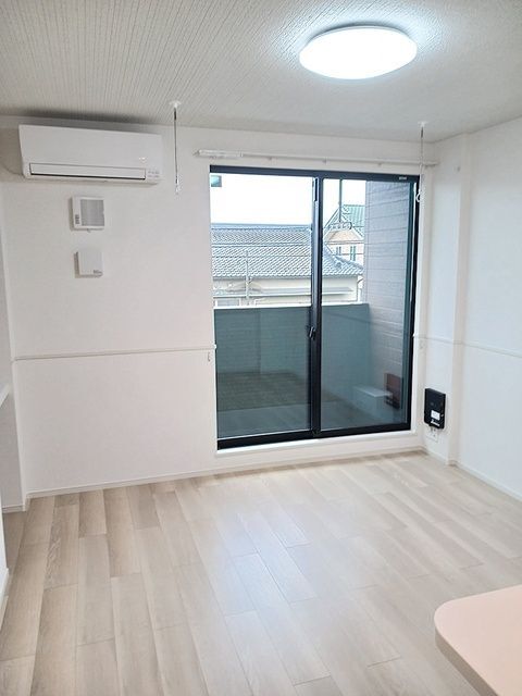 ＪＲ東海道本線 鴨宮駅 バス乗車時間：8分 最寄りバス停で下車 徒歩1分 3階建 築1年の居間写真