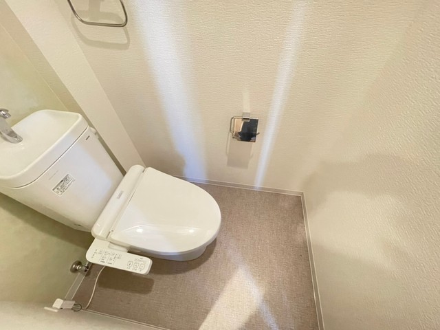地下鉄谷町線 谷町六丁目駅 徒歩7分 8階建 築8年のトイレ写真