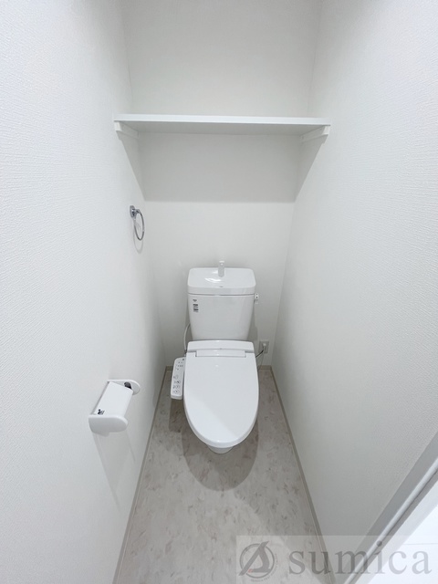 トイレ　人気アイテムの温水洗浄便座。清潔感のあるトイレです。