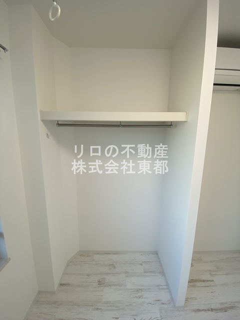 収納　パイプハンガーがあるのでたたまず衣類を掛けることができます♪