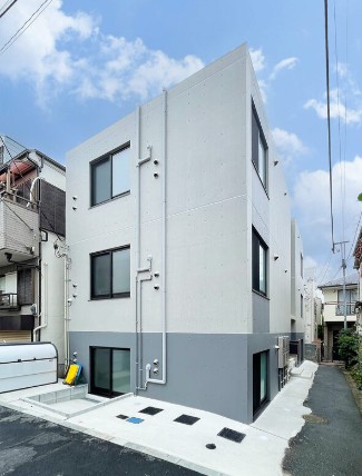 建物外観　鉄筋コンクリート造のがっちりとした建物。