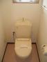 トイレ　暖房便座付き、窓も有り
