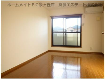 居室・リビング　こちらのリビングで趣味の時間をお楽しみください