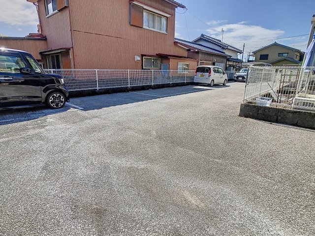 【ジュネス北本町 B棟の駐車場】