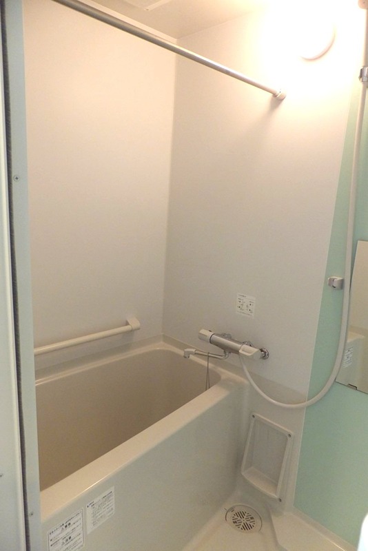 バス・シャワールーム　清潔感のあるカラーパネルのバスルーム