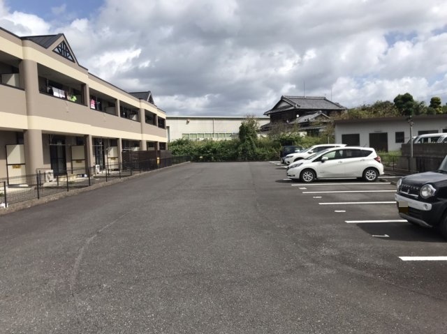 【甲賀市土山町大野のマンションの駐車場】